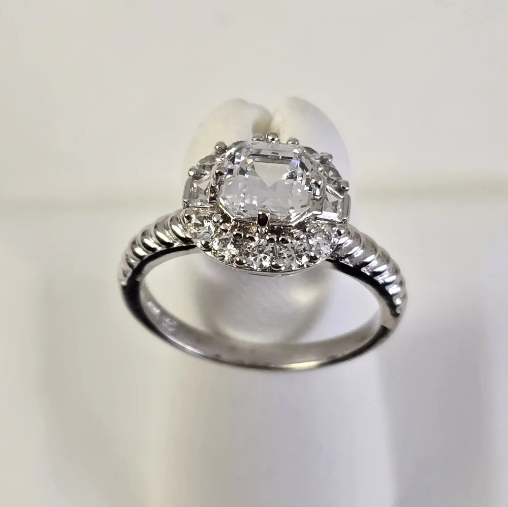 Watch Video / 14K Gold Assher Cut Solitaire Halo Ring